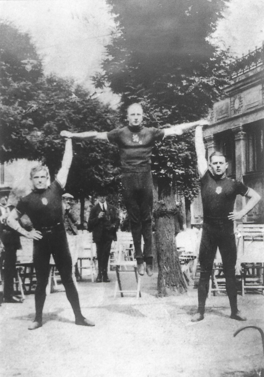 Domien Jacob in kruishang op de armen van zijn medeturners in Brno, bijeenkomst van de Europese katholieke turners 1922